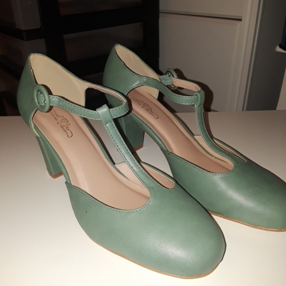 Journee Collection Shoes - Size 10 Journee Green t-strap Block heels